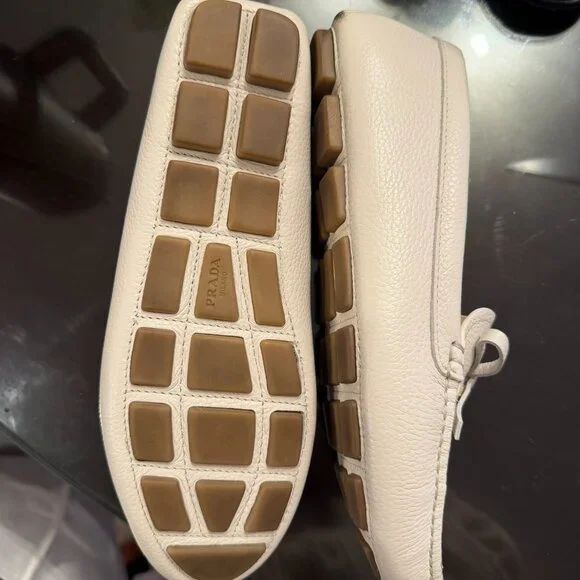 🤍 PRADA WOMEN’S WHITE LEATHER DRIVING LOAFERS — GOLD LOGO DETAIL - Picture 2 of 3